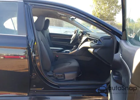 2020 Toyota Camry Le z USA, uszkodzony, nr VIN 4T1C11AK6LU987163